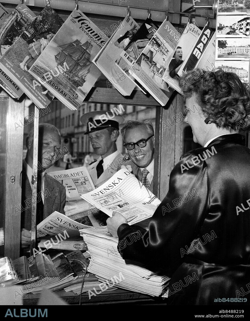 KRISTIANSTAD 1953-06-10. Fru Ella Lindström säljer tidningen till fr.v. rektor Eric Öhman, brandchef Harry Hälleband och bankdirektör Bertil Wolke i Kristianstad.. Foto SvD / SCANPIX Kod 30000.