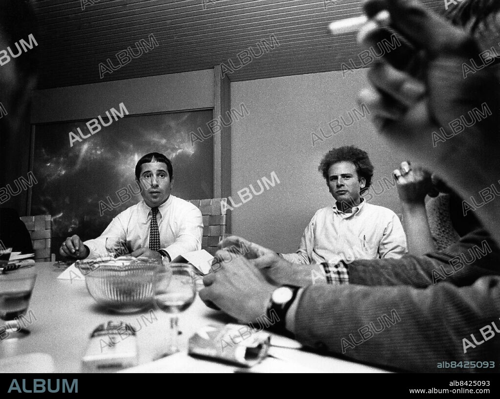ARKIV STOCKHOLM 19660630.. Simon and Garfunkel, Paul Simon och Art Garfunkel har kommit till Stockholm för en Sverige-turné i fyra dagar.. Foto Hasse Persson / Expressen / SCANPIX Kod 417 **OUT AFTONBLADET**.