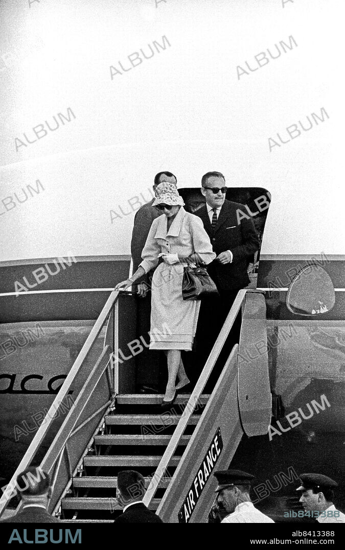 Fürst Rainier III. von Monaco and GRACE KELLY. The prince Rainier III of Monaco (Ranier Louis Henri Maxence Bertrand Grimaldi) and his wife and American actress and princess Grace Kelly, just landed at Ciampino Airport, walking down the aircraft ladder at Ciampino Airport. Ciampino (Rome), 15/06/1959 (Credit Image: © Licio D'Aloisio/Mondadori Portfolio via ZUMA Press).