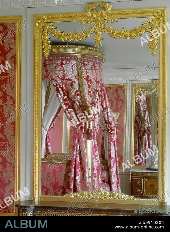 Versailles (Frankreich), Petit Trianon. (Lustschloss im Park von Versailles; erbaut unter Ludwig XV.; Pläne 1761, Ausführung 1764-68; Arch.: Jacques-Ange Gabriel). Innenansicht: Chambre du Roi (Schlafzimmer des Königs; rekonstruierte Louis-Quinze-Möblierung. Foto, undatiert.