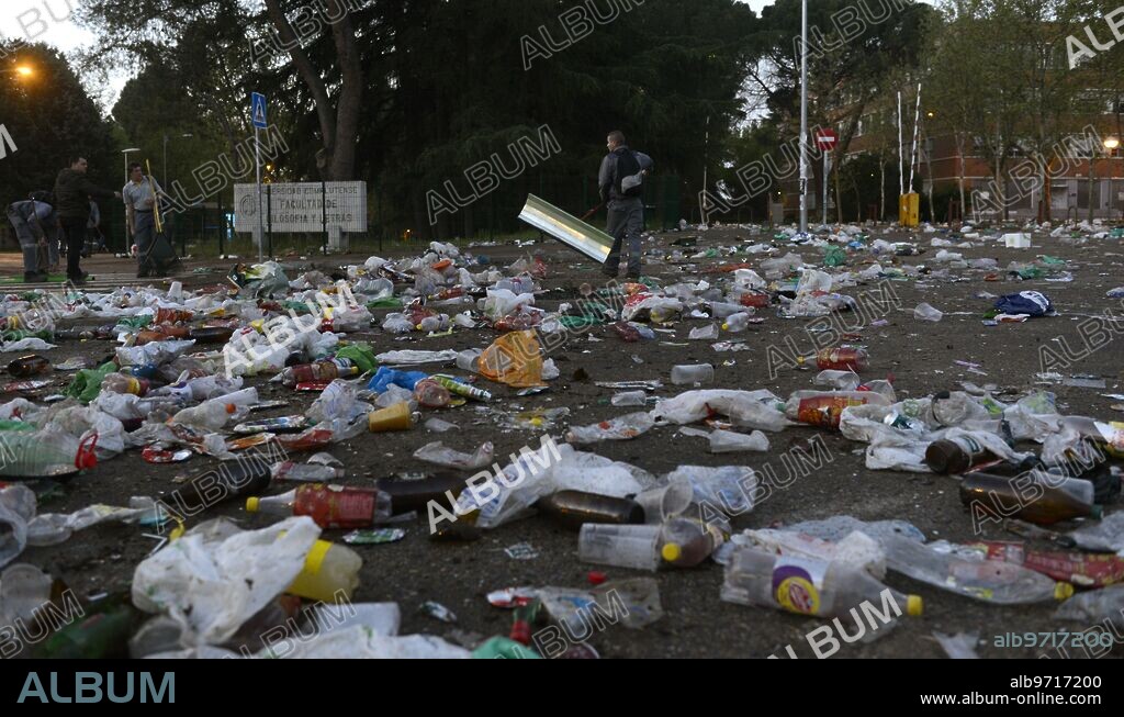 Madrid, 27/04/2018. Restos de basura del macrobotellón celebrado en Ciudad Universitaria por la fiesta de san Cemento. Foto: Maya Balanya ARCHDC.