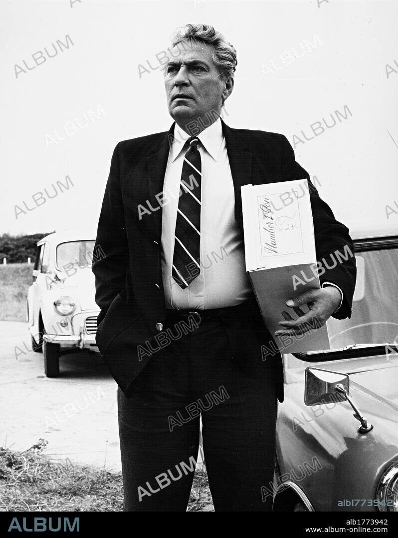 PETER FINCH en LA MUCHACHA QUE LLEGO DE LA LLUVIA, 1972 (SOMETHING TO HIDE), dirigida por ALASTAIR REID. Copyright AVTON FILMS.