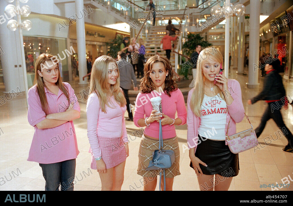 AMANDA SEYFRIED, LACEY CHABERT, LINDSAY LOHAN y RACHEL MCADAMS en CHICAS MALAS, 2004 (MEAN GIRLS), dirigida por MARK WATERS. Copyright PARAMOUNT PICTURES / GIBSON, MICHAEL.
