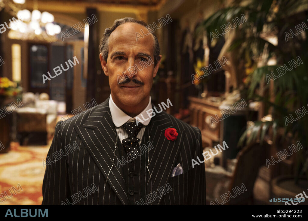 STANLEY TUCCI en LAS BRUJAS DE ROALD DAHL, 2020 (THE WITCHES), dirigida por ROBERT ZEMECKIS. Copyright WARNER BROS PICTURES.
