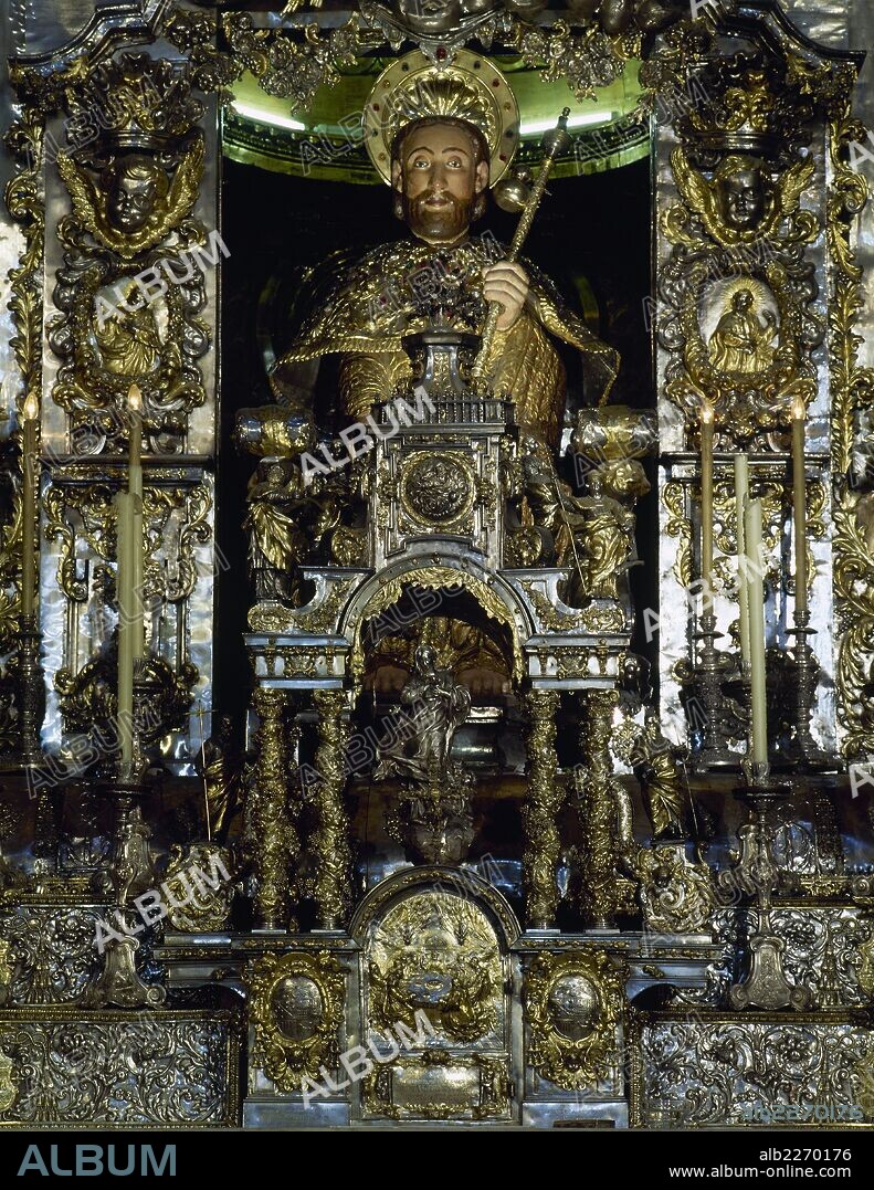 SANTIAGO APOSTOL (Betsaida,?.-Jerusalén, h.42). Uno de los discípulos predilectos de Jesús. Detalle de la IMAGEN DEL APOSTOL (siglo XII), esculpida en piedra, ubicada en el ALTAR de la CAPILLA MAYOR. Se sitúa sobre una silla de plata y está cubierta por una esclavilla del mismo metal. CATEDRAL DE SANTIAGO DE COMPOSTELA. Provincia de A Coruña. Galicia. España.