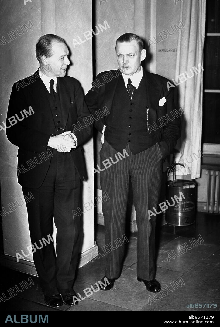 Arkiv 1931 . Felix Hamrin (till höger) (1875-1937), politiker och affärsman. Felix Hamrin var verksam inom frikyrko- och nykterhetsrörelsen. Han var handelsminister i C G Ekmans första ministär. I den andra blev han finansminister vilket han var under den sk. Kreugerkraschen. Hamrin bidrog verksamt till att landet kunde rida ut stormen utan större skada. När statsminister Ekman drog sig tillbaka var Hamrin statsminister under en kort period. Mannen till vänster är inte identifierad.. Felix Hamrin to the right, member of the Swedish cabinet, minister of finance and foreign affairs. The man to the left is unidentified.. Foto: TT / Kod 1900.