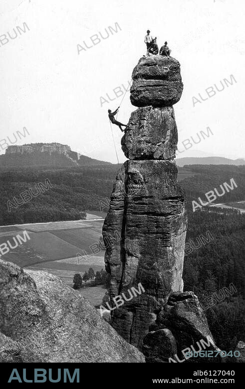 Sport: Bergsteigen.-Bergsteiger auf der Barbarine am Pfaffenstein in der Sächsischen Schweiz im Elbsandsteingebirge in Sachsen, Deutschland.-Foto.