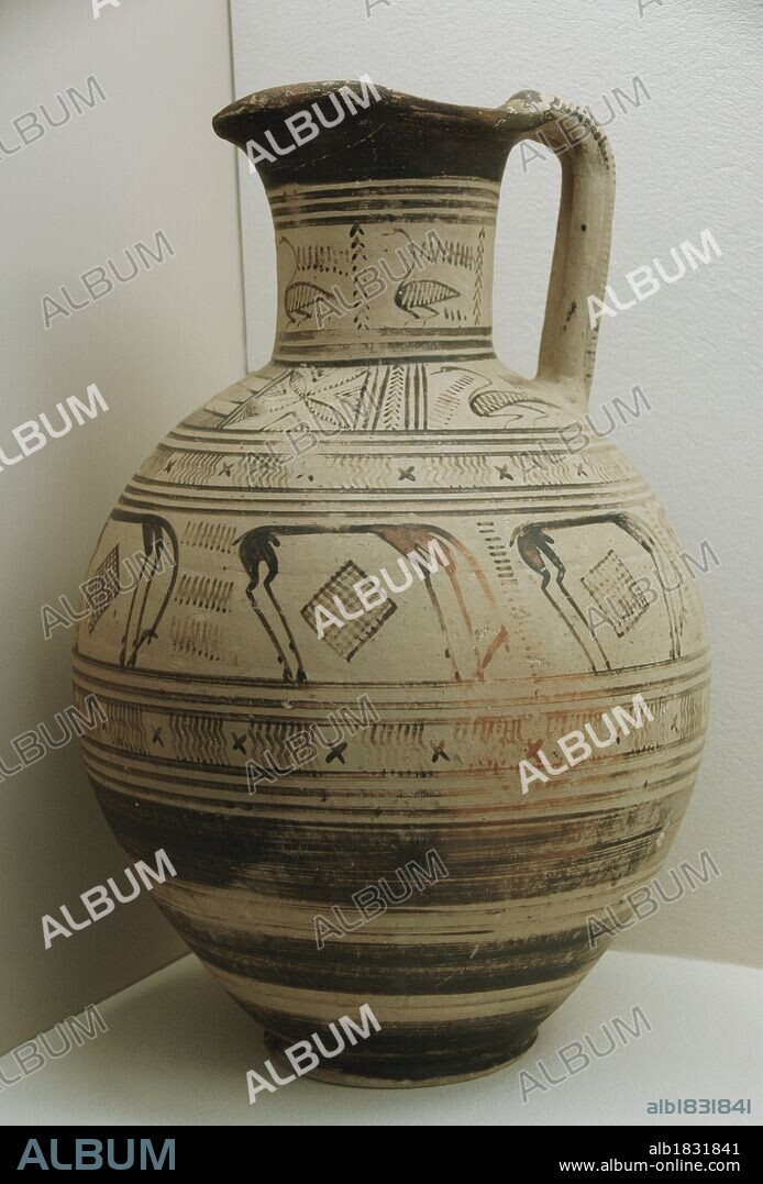 ARTE GRIEGO. PERIODO GEOMETRICO. GRECIA. OINOCHOE de boca lobulada decorado con frisos de figuras de animales en el cuerpo globular y en el cuello. Pertenece al ajuar de una tumba femenina de principios del siglo VIII a. C. Museo del Cerámico. Atenas.