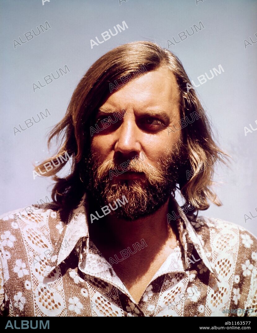 DONALD SUTHERLAND in ALEX IN WONDERLAND, 1970, directed by PAUL MAZURSKY. Copyright M.G.M.