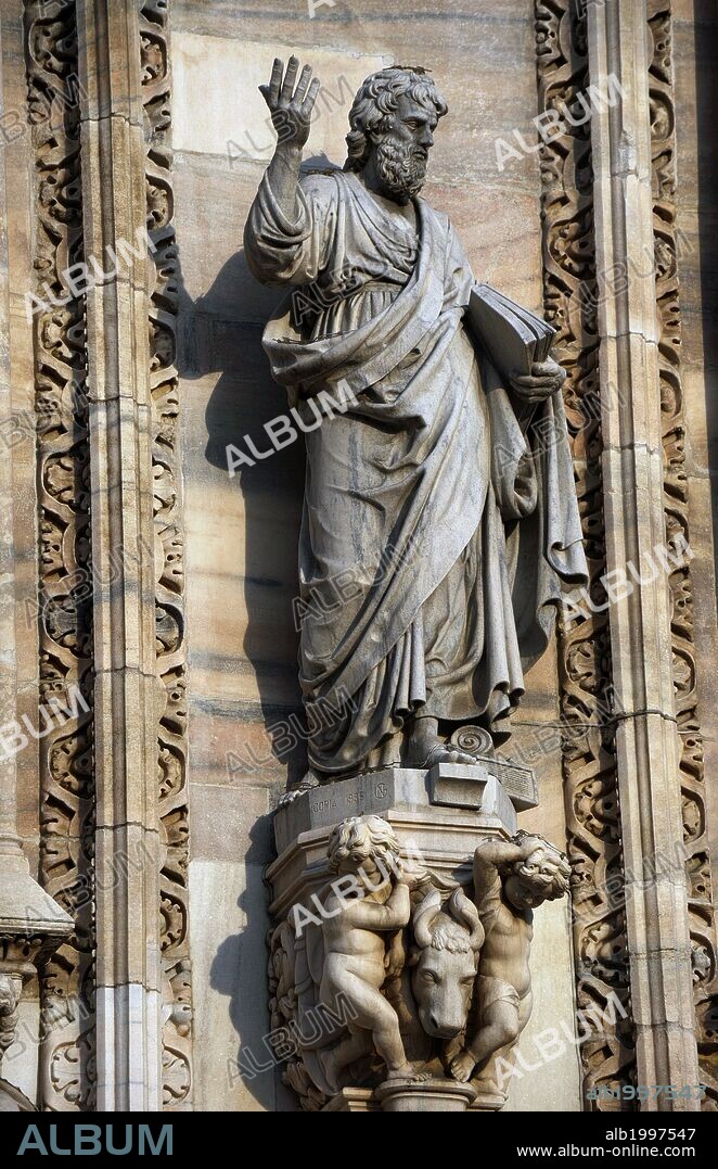 ARTE. ITALIA. DUOMO o CATEDRAL DE MILAN. Obra maestra, de estilo gótico florido, iniciada en el año 1386 y consagrada en 1577. Estatua de San Lucas Evangelista que decora la entrada norte de la catedral. Milán. Europa.