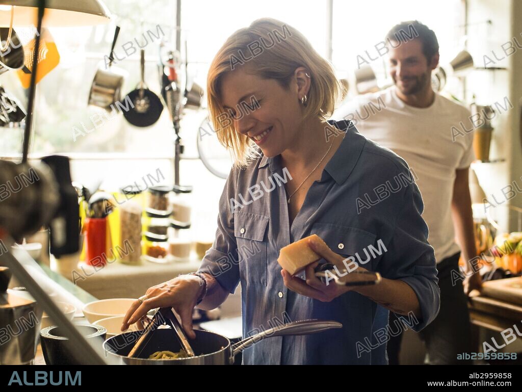 BRADLEY COOPER and SIENNA MILLER in BURNT, 2015, directed by JOHN WELLS. Copyright 3 ARTS ENTERTAINMENT.