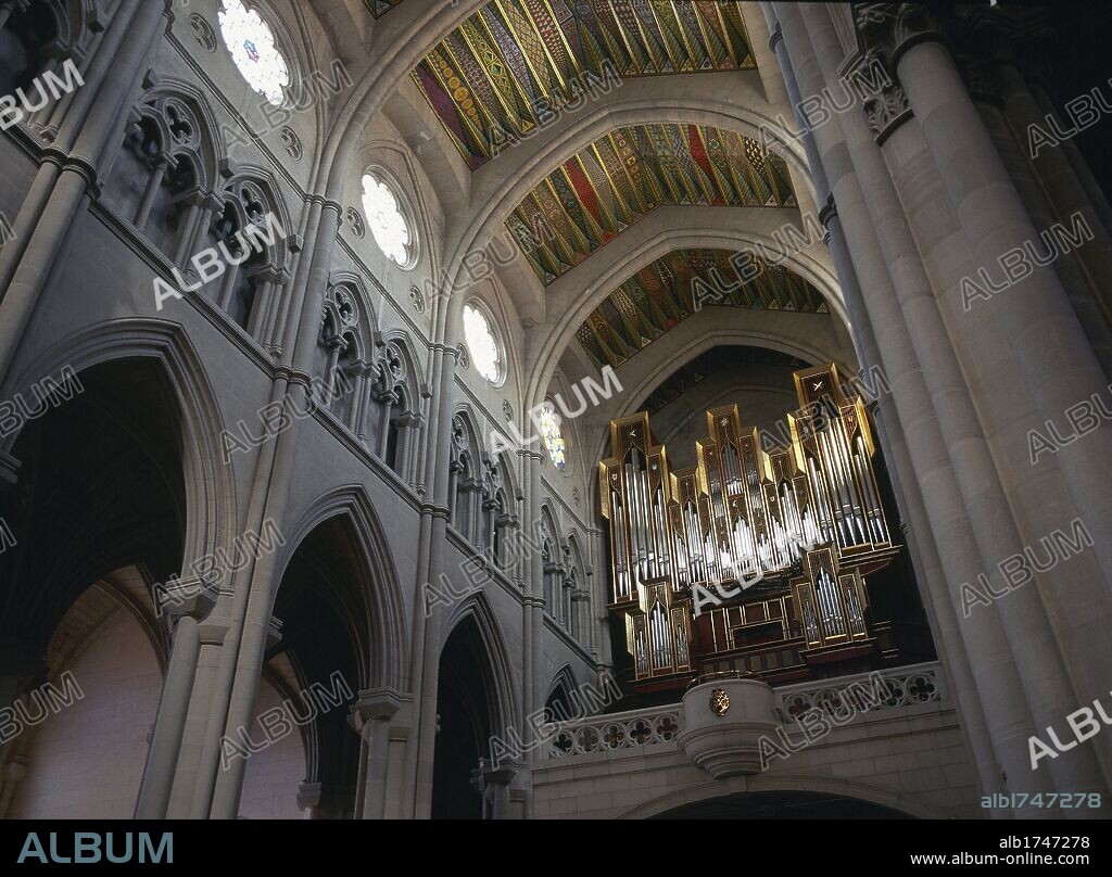 ARTE SIGLO XIX. ESPAÑA. CATEDRAL DE LA ALMUDENA. El primer proyecto, en 1879, fue de Francisco DE CUBAS. En 1944, Fernando CHUECA GOITIA y Carlos ISIDRO se encargan de la continuación de las obras. Vista del interior, realizado en ESTILO NEOGOTICO. MADRID.