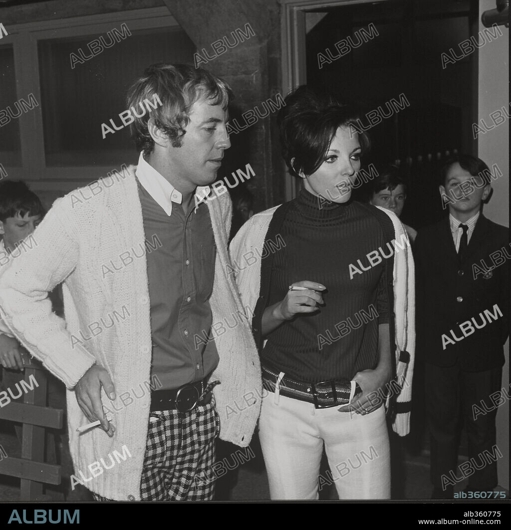 JOAN COLLINS. Joan Collins con Noel Harrison. 1966