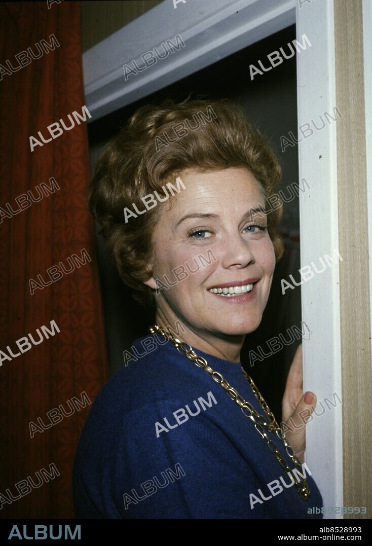 ARKIV 1965-01-28. Skådespelerskan Sickan Carlsson i samband med sin roll som Elisabeth Niklason Hasse Ekmans TV-serie "Niklasons" 28:e januari 1965 i Stockholm.. Foto: Jan Collsiöö / SCANPIX / Kod: 1001.