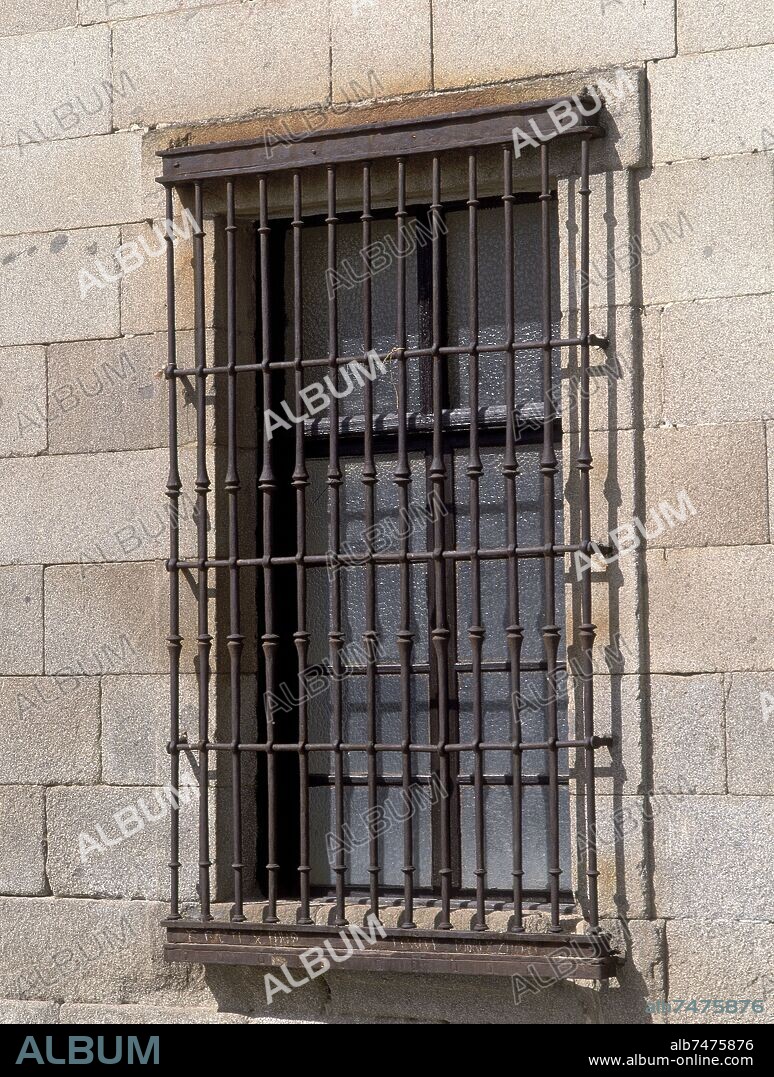 EXTERIOR-FACHADA LATERAL-DET VENTANA CON REJA.