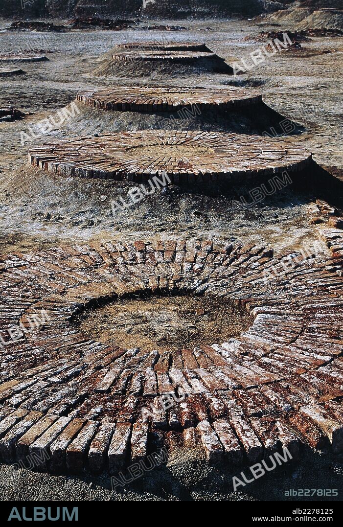 Platform for grinding grains, archaeological site of Harappa, Indus Valley civilisation, 3rd millennium BC, Punjab, Pakistan.