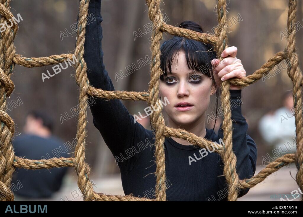 MAIKA MONROE in THE 5TH WAVE, 2016, directed by J BLAKESON. Copyright COLUMBIA PICTURES/GK FILMS/LSTAR CAPITAL/LIVING FILMS/MATERI.