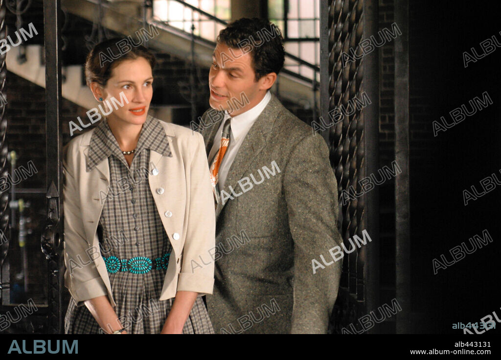 DOMINIQUE WEST and JULIA ROBERTS in MONA LISA SMILE, 2003, directed by MIKE NEWELL. Copyright REVOLUTION SRUDIOS AND COLUMBIA PICTURES INC. / MARSHAK, BOB.