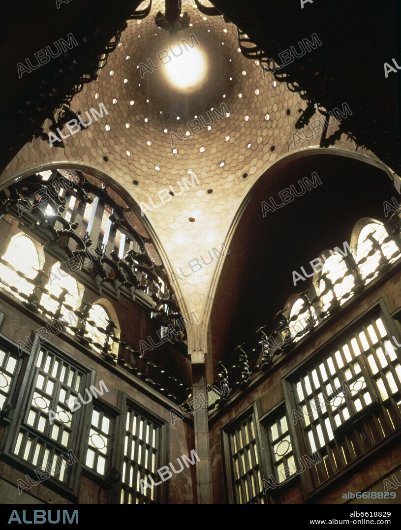 ANTONI GAUDÍ. INTERIOR DE LA CUPULA DEL GRAN SALON DEL PALACIO GÜELL - SIGLO XIX.