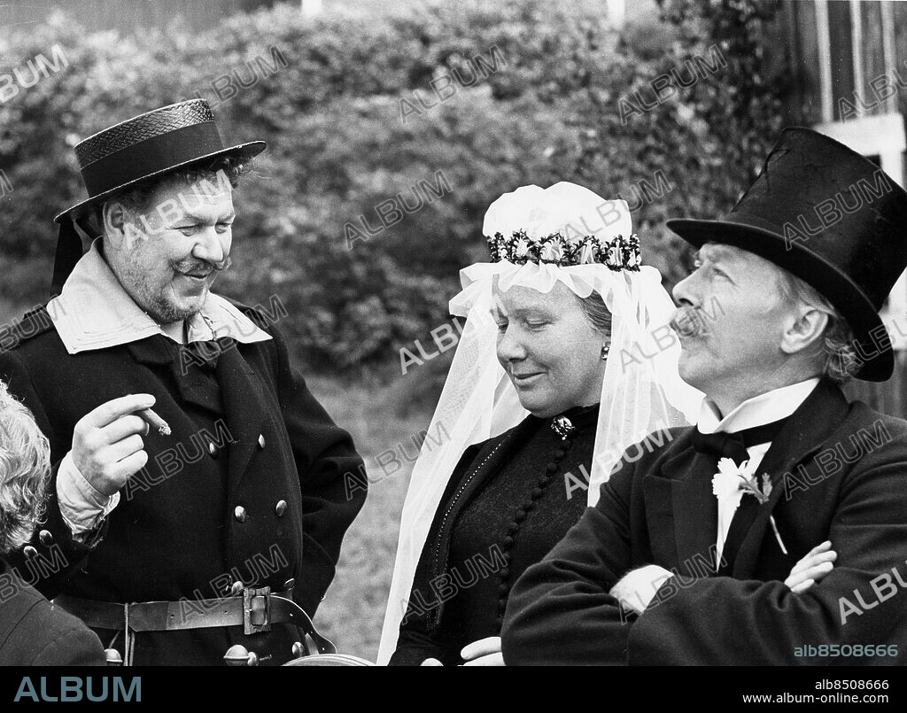 1966.. Orig. bildtext... Hemsöborna 1966 Allan Edwall, Sif Ruud och Åke Fridell 1966 Not. 17634-17711-17719 Neg. TV-teater Hemsöborna Anm. Å. Fridell, 1919-85, skådespelare. A. Edwall, 1924-97, skådespelare, regissör och författare. S. Ruud, 1916, skådespelerska. Stormhattar Brudslöjor Ansiktsuttryck Cigarrer Brudpar Brudkronor Scenkläder Skådespelare Madam Flod Publ.i Etermediernas bok Finrummet och lekstugan, ssid.227 iRiR 51/66, 12/66 CD157 Seriestart: August Strindberg 150 år: Hemsöborna sänds i SVT1 1999-06-14 persons: Allan Edwall ;Sif Ruud ;Åke Fridell sites: SVERIGE.