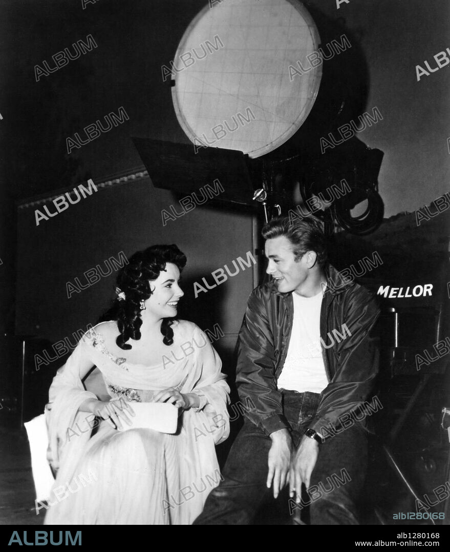 ELIZABETH TAYLOR and JAMES DEAN in GIANT, 1956, directed by GEORGE STEVENS. Copyright WARNER BROTHERS.