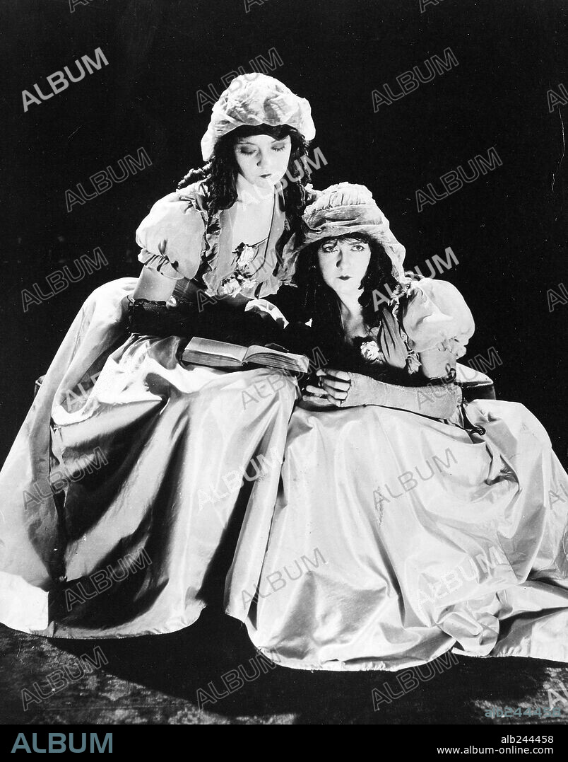 DOROTHY GISH y LILLIAN GISH en LAS DOS HUÉRFANAS, 1921 (ORPHANS OF THE STORM), dirigida por D. W. GRIFFITH. Copyright D.W. GRIFFITH PRODUCTIONS.