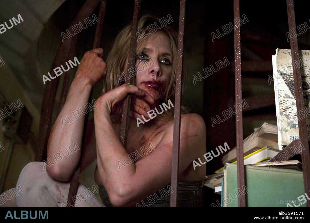 ROSANNA ARQUETTE en THE DIVIDE, 2011, dirigida por XAVIER GENS. Copyright Instinctive Film/Preferred Content.
