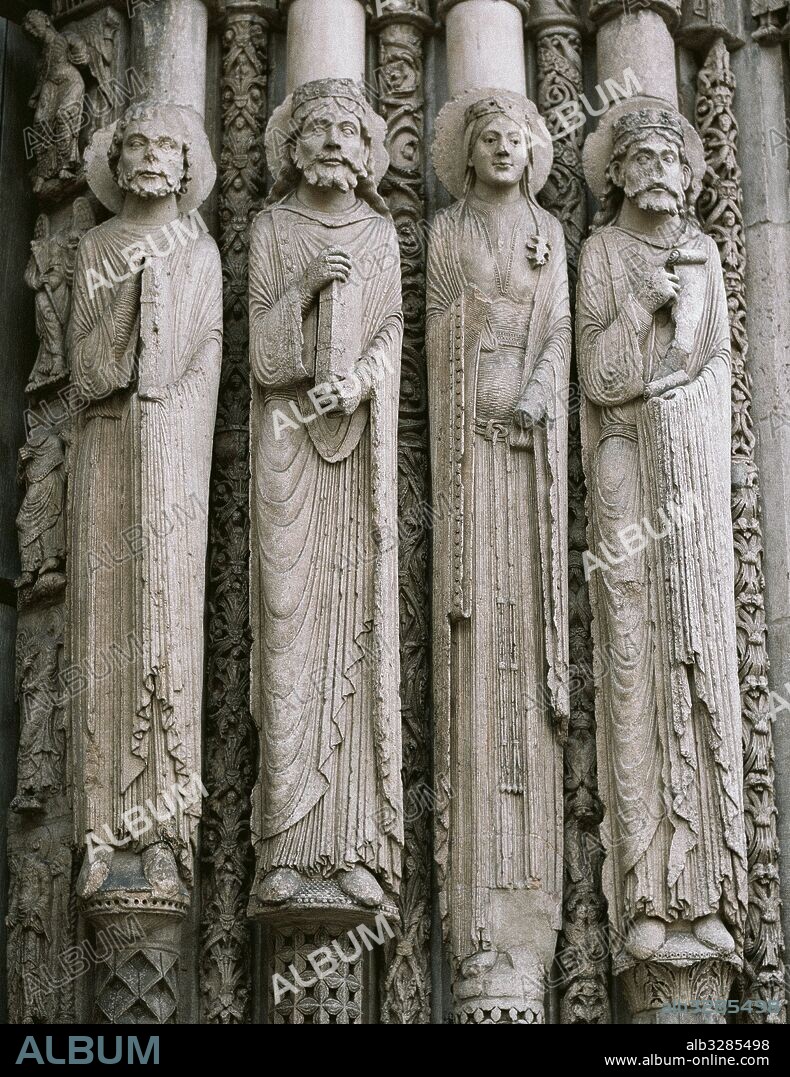 CATEDRAL DE NOTRE-DAME DE CHARTRES. PORTICO REAL (detalle). El Maestro que organizó esta puerta ya había trabajado en Saint-Denis. Fechada en los siglos XII y XIII (hacia el año 1150?). Jambas laterales, todas ellas estatuas-columnas decoradas con representaciones de reyes y reinas. Chartres. Francia.