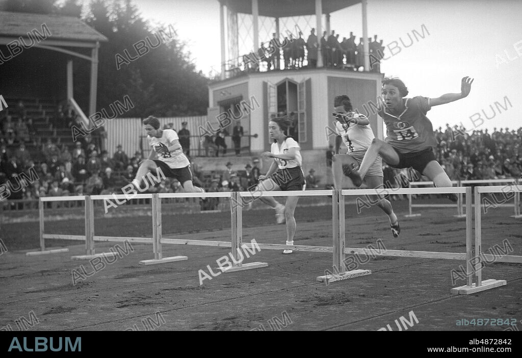 GOTHENBURG 1926-08. The hurdles was decided at the International Women's Games in 1926. The Games were the second International Women's Olympics and were decided on 27-29 August at Slottsskogsvallen in Gothenburg. Only athletics was on the program and the competitions were added in response to the International Olympic Committee (IOC) and its stepmotherly treatment of women's sports.. Photo: DN / TT / Code: 192. ** SvD OUT **.