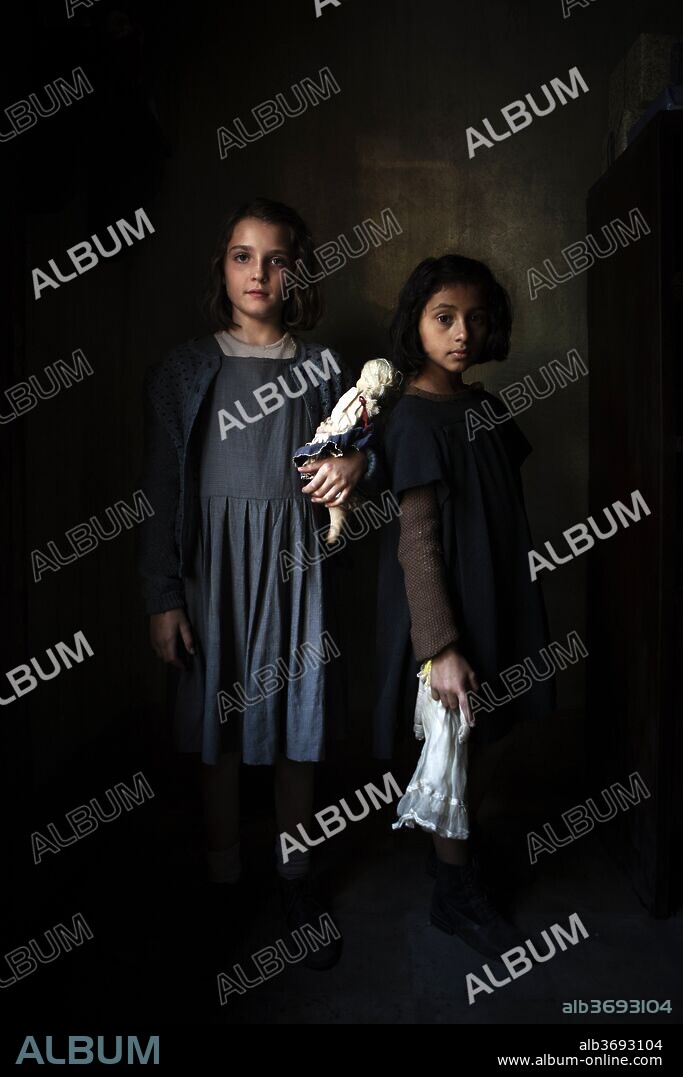 ELISA DEL GENIO y LUDOVICA NASTI en LA AMIGA ESTUPENDA, 2018 (L' AMICA GENIALE). Copyright HBO/RAI/WILDSIDE.