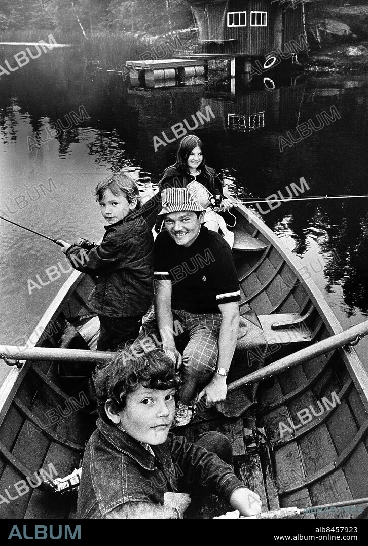 ARKIV 1967 - Skådespelaren Lars Ekborg på fisketur med barnen. Grabbarna Dan och Anders skulle senare gå i pappas fotspår och är i dag på väg att bli lika folkkära som han. Bilden publicerad i boken "Bilder som förändrat Sverige" - en berättelse om Expressens bildjournalistik 1944-2004.. Foto: Hasse Persson Kod: 417. COPYRIGHT SCANPIX SWEDEN.