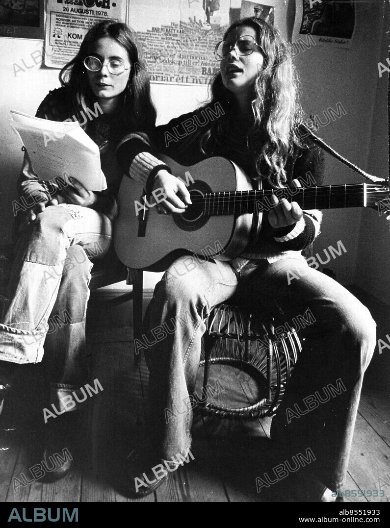 Stockholm 1978-08-14. Mullvadsockupationen, ockupation av fyra bostadshus i kvarteret Mullvaden på Krukmakargatan. Vivi Havda och Marika Lagercrantz tränar på den musikslinga som ska ljuda bakom kören.. Sista helgen i augusti blir det massopera utomhus på Söder i Stockholm. Då spelar ockupanterna i kvarteret Mullvaden sin Mullvadsopera i fyra akter med några hundra medverkande.. Foto: Lars Groth / DN / TT / Kod: 19. ** SvD OUT **.