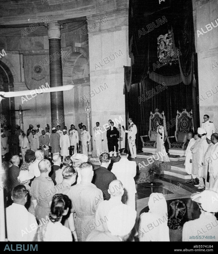 Mountbatten Sworn In As Governor General Of Dominion Of India. Lord Mountbatten (background of Dais) in famous Durbar room of former Vice Regal palace at New Delhi, August 15, takes oath as first Government General of India with his wife, Lady Mountbatten, standing at left Chief Justice of India Administers oath. August 27, 1947. (Photo by Associated Press Photo).