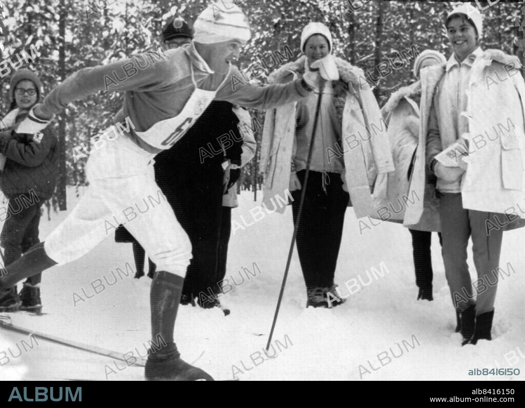 1963-02-19. Assar Rönnlund i spåret - på bilden ovan - hejas på av landshövdingskan Kerstin Näslund och prinsessan Margaretha. Han fick dela första placeringen i skid-SM 30 km med Ragnar Persson, Föllinge, på tiden 1.56.03.. Foto: DN / TT / Kod: 192. ** SvD OUT **.