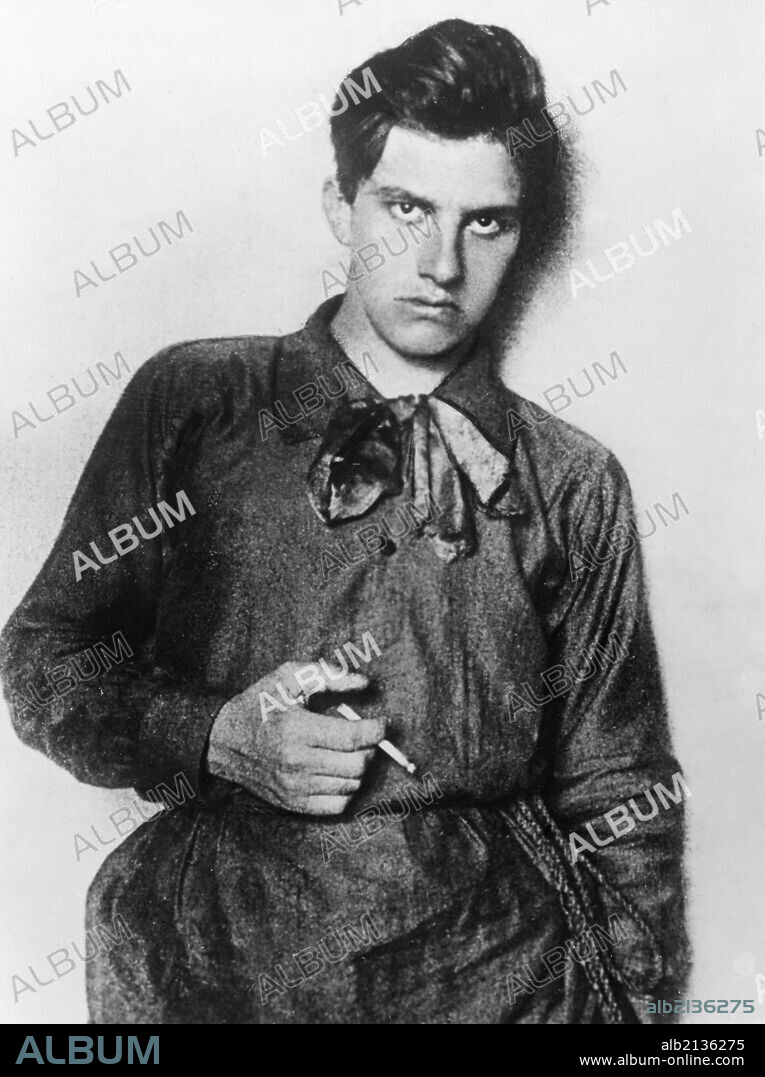 Vladimir mayakovsky (1893-1930), soviet poet, playwright and propagandist, mayakovsky as a young man in 1910.
