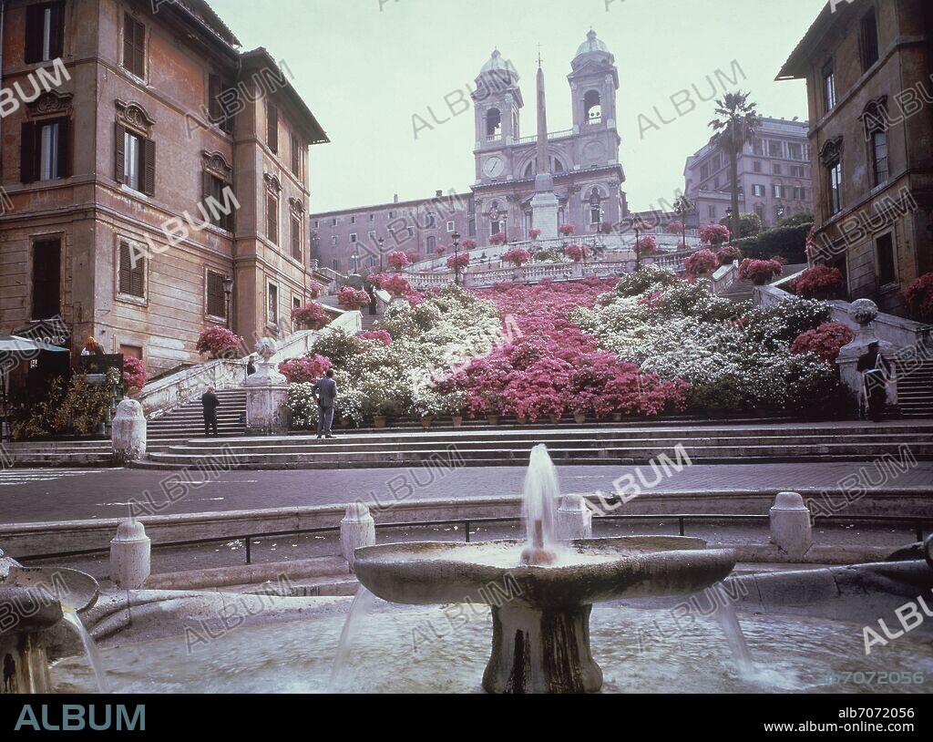 FRANCESCO DE SANCTIS (1679-1731) ARQUITECTO. ESCALINATA DE LA PLAZA DE ESPAÑA ADORNADA CON LA EXPOSICION ANUAL DE AZALEAS LA IGLESIA DE LA TRINIDAD DE LOS MONTES AL FONDO.