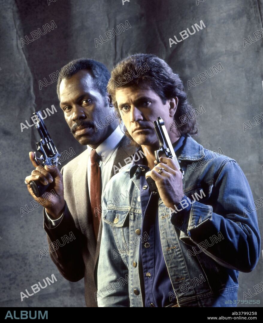 DANNY GLOVER y MEL GIBSON en ARMA LETAL, 1987 (LETHAL WEAPON), dirigida por RICHARD DONNER. Copyright WARNER BROTHERS.