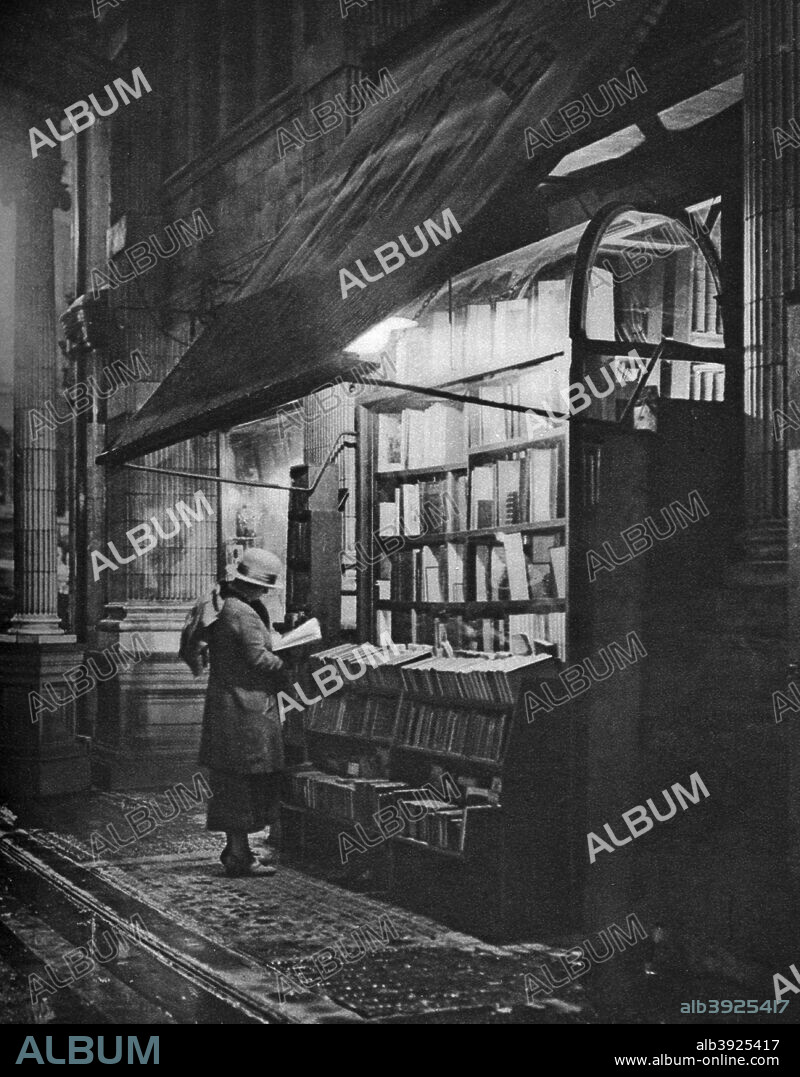 A bookshop in Bloomsbury, London, 1926-1927. From Wonderful London, volume II, edited by Arthur St John Adcock, published by Amalgamated Press (London, 1926-1927).