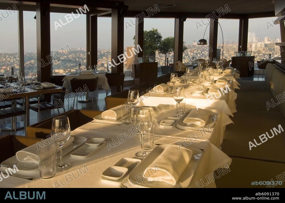 Türkei, Istanbul, Restaurant Mikla auf dem Dach des Hotels 'The Marmara Pera' im Stadtteil Beyoglu.