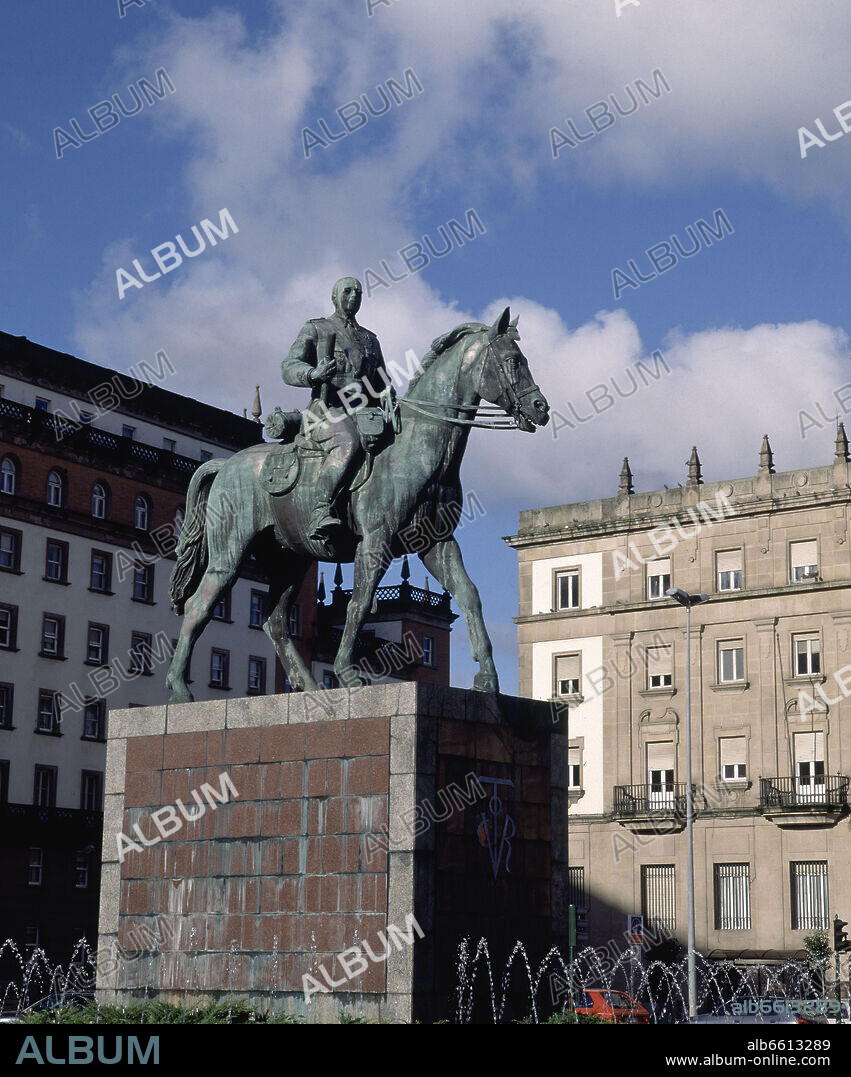 MONUMENTO A FRANCISCO FRANCO - FOTO AÑOS 90.