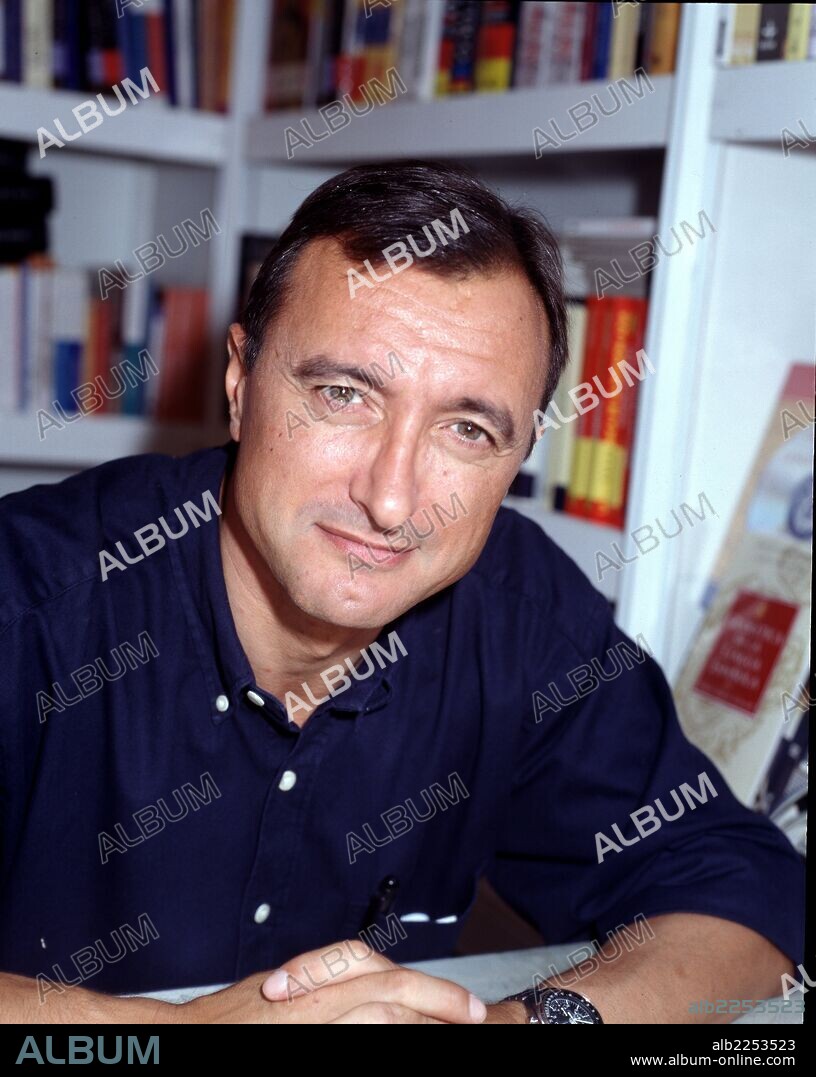 PEREZ REVERTE, ARTURO. ESCRITOR ESPAÑOL. CARTAGENA 1951-. FOTO 1997.