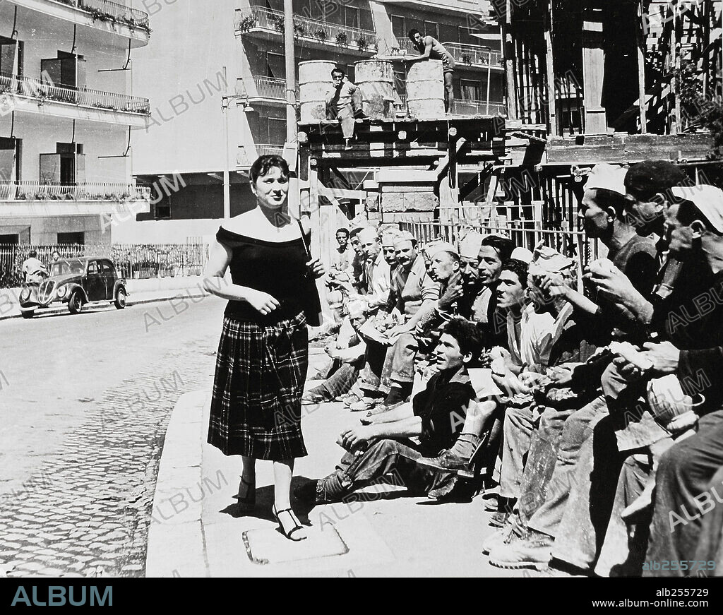 LOVE IN THE CITY, 1953 (L' AMORE IN CITTA), directed by ALBERTO LATTUADA, CARLO LIZZANI, CESARE ZAVATTINI, DINO RISI, FEDERICO FELLINI, FRANCESCO MASELLI and MICHELANGELO ANTONIONI. Copyright ITALIAN FILM EXPORT.