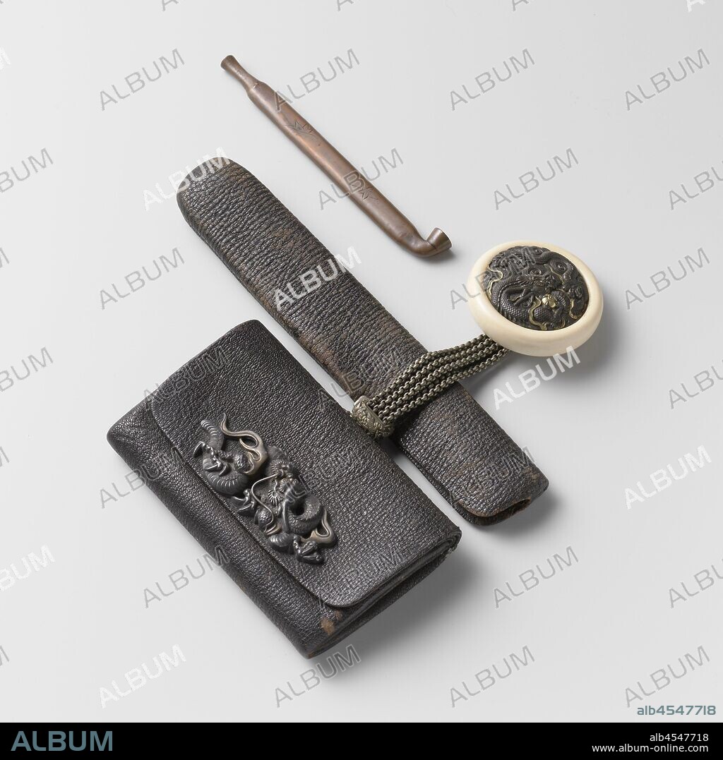 Smoking pouch and pipe pouch, Short copper pipe with some engraved decorations in a leather pouch, tobacco pouch with a metal lock in the shape of a dragon, chain consisting of eight strings with a metal ring with embossed dragons and an iron button, set in ivory (the iron in the form of a dragon chasing a pearl)., Japan, c. 1800 - c. 1900, leather, metal, ivory, l 13.7 cm l 20.7 cm l 8 cm l 12.5 cm.