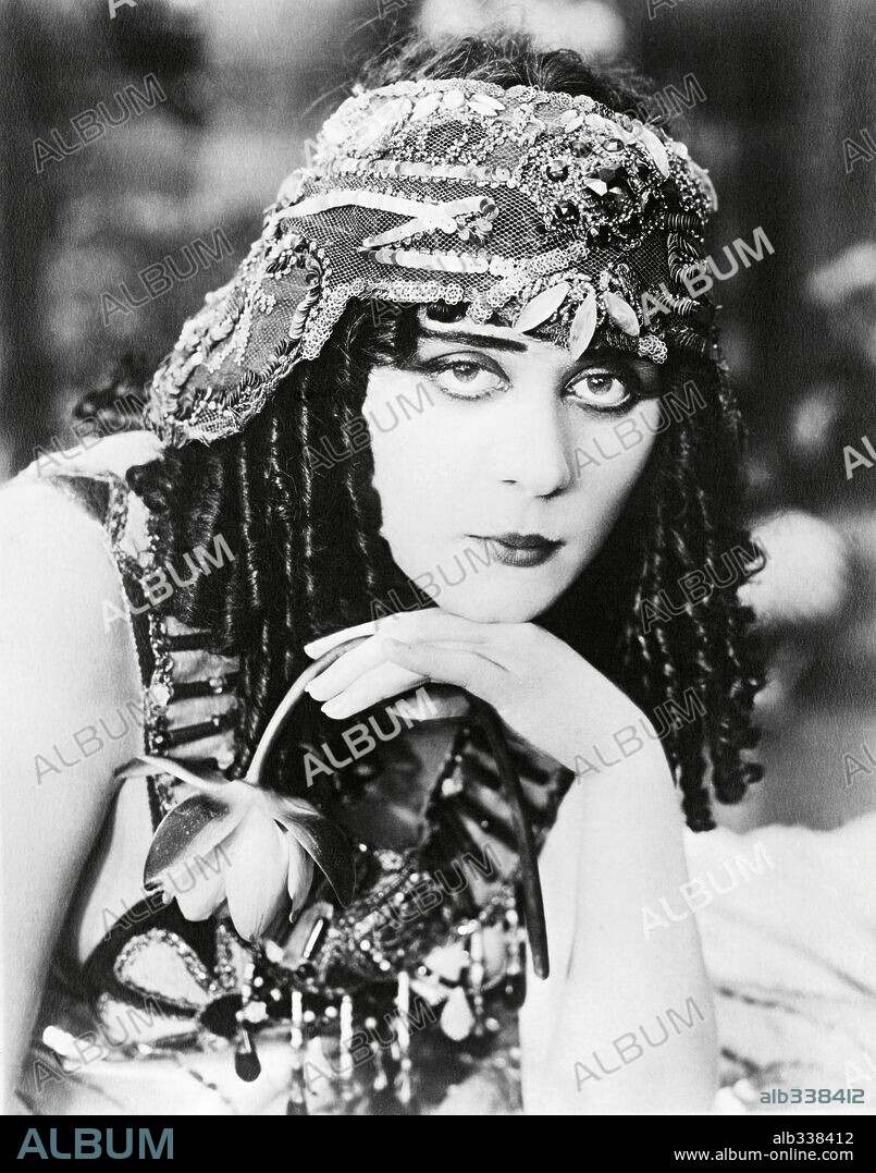 THEDA BARA dans SALOME, 1918, réalisé par J. GORDON EDWARDS. Copyright FOX FILMS.