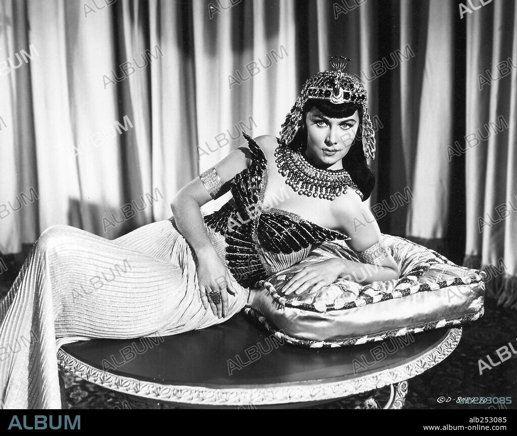RHONDA FLEMING in SERPENT OF THE NILE, 1953, directed by WILLIAM CASTLE. Copyright COLUMBIA PICTURES.