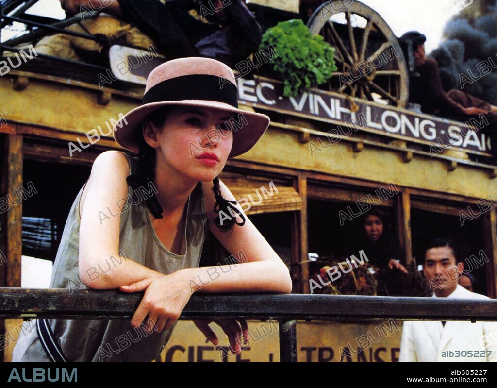 JANE MARCH en EL AMANTE, 1992 (L' AMANT), dirigida por JEAN-JACQUES ANNAUD. Copyright RENN/BURRILL/FILMS A2.