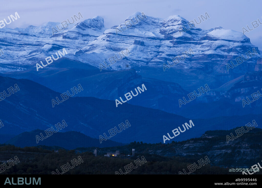 Las Tres Sorores ,Treserols, Picos de Monte Perdido (3.355 m), Cilindro (3.328 m) y Añisclo (3.263 m) llamado también, este último, Soum de Ramond, Parque nacional de Ordesa y Monte Perdido, pueblo de Guaso,Provincia de Huesca, Comunidad Autónoma de Aragón, cordillera de los Pirineos, Spain, europe.