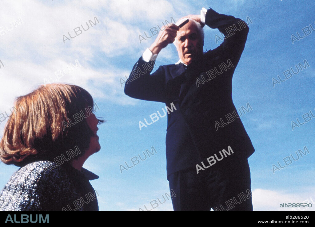 CARMEN MAURA y FEDERICO LUPPI en LISBOA, 1999, dirigida por ANTONIO HERNANDEZ. Copyright ALTA FILMS.