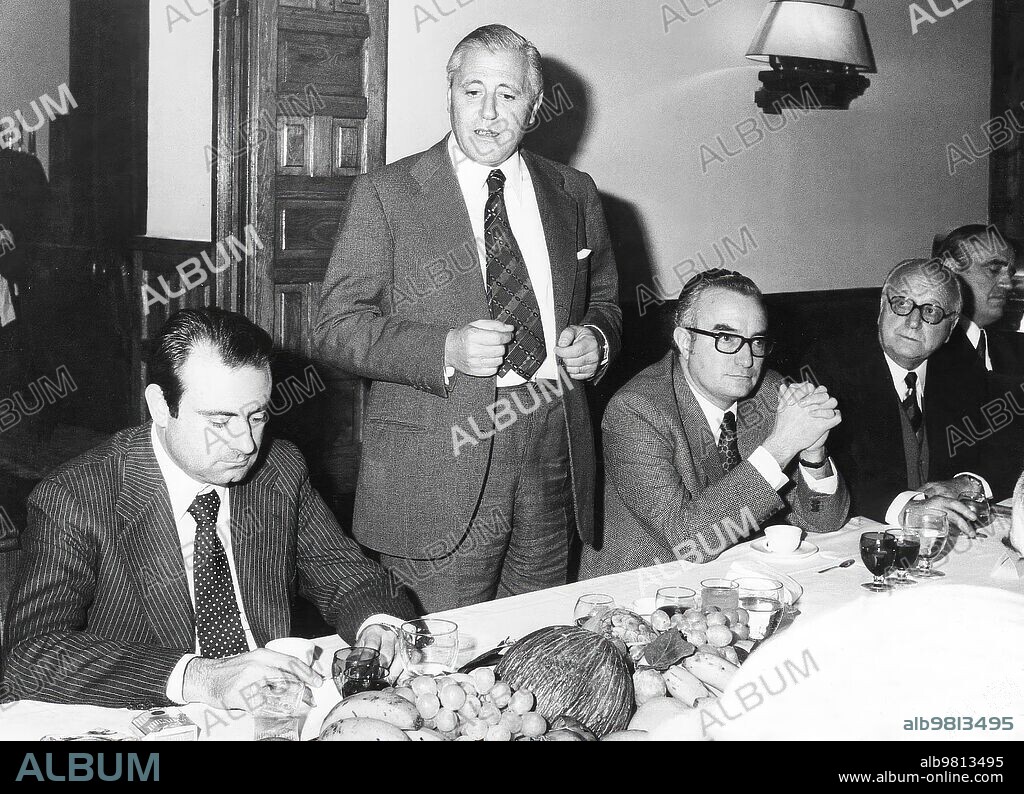 October 17, 1973. Torcuato Luca de Tena gives a speech during the meal Offered by the editorial staff of "Los Domingos de Abc" To Don Juan Sánchez Cortes. In the Image, from left to right: Cruz Martínez Esteruelas, Torcuato Luca de Tena, Rafael Cabello Alba, Ricardo Suárez and Joaquín Van Der Brule.