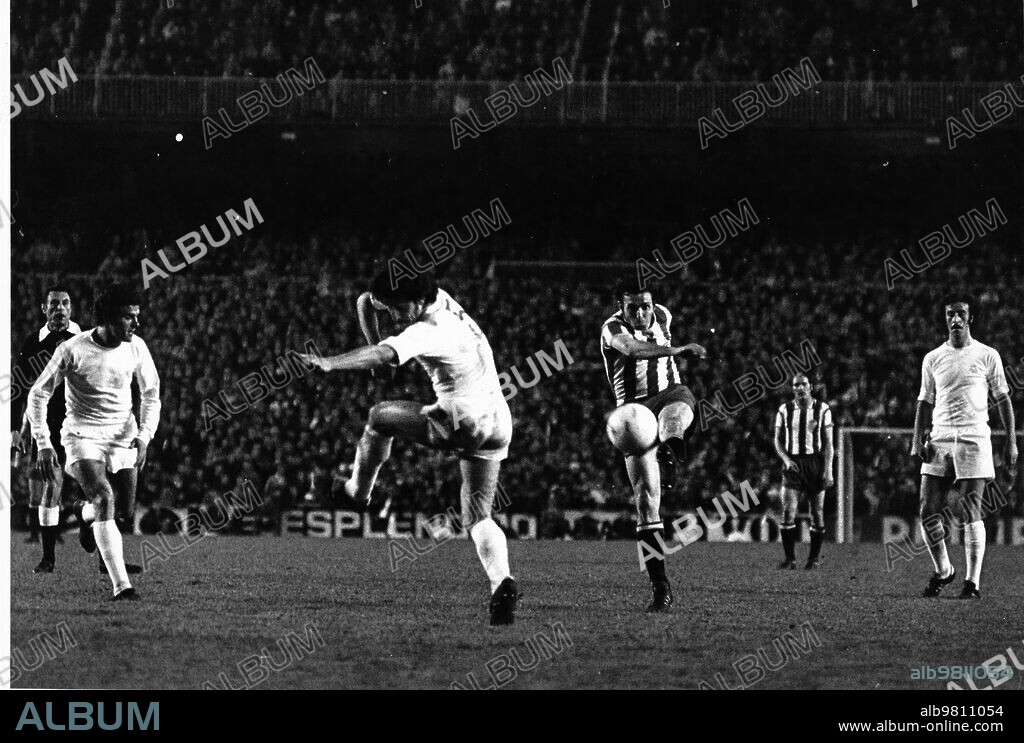 Real Madrid, 2; Sporting de Gijón, 0. Madrid, 27.03.1976. Partido entre el real Madrid y el Sporting de Gijón. En la Imagen, el asturiano Remata ante Goyo "Hacha" Benito, en presencia de del Bosque.